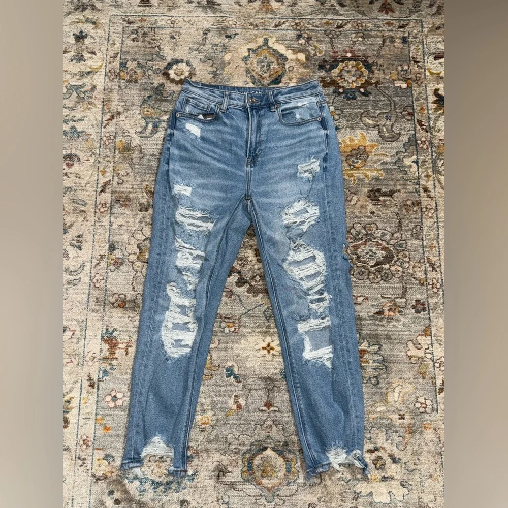 American Eagle Outfitters Blue Mom Jeans Distressed Size 4 Short - Picture 1 of 8